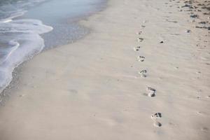 umano impronte su bianca sabbia di il caraibico isola foto