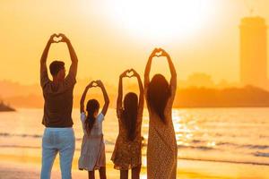 la giovane famiglia in vacanza si diverte molto foto