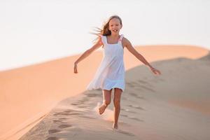 ragazza tra dune nel deserto nel unito arabo Emirates foto