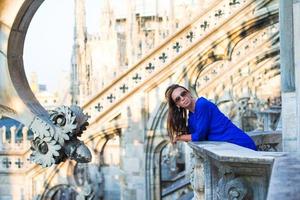 bellissimo donna su il tetto di duomo, Milano, Italia foto