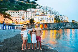 adorabile poco ragazza su tramonto nel amalfi cittadina nel Italia foto