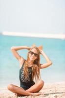 ragazza carina in spiaggia durante le vacanze estive foto