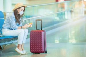 giovane turista donna con Bagaglio nel internazionale aeroporto foto