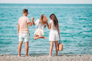 la giovane famiglia in vacanza si diverte molto foto