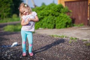 bambina che cammina all'aperto, divertendosi e ridendo foto