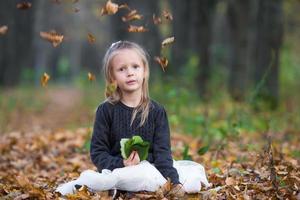 adorabile bambina all'aperto alla bella giornata d'autunno foto