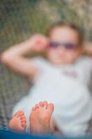 adorabile poco ragazza nel amaca all'aperto a il spiaggia foto