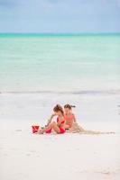 poco bambini giocando con spiaggia giocattoli su tropicale vacanza foto
