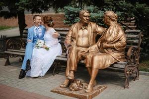 sposa nel un' leggero nozze vestito per il sposo nel un' blu completo da uomo foto