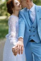 sposa nel un' leggero nozze vestito per il sposo nel un' blu completo da uomo foto