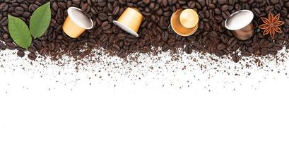 buio arrostito caffè fagioli impostare su bianca sfondo con copia spazio. foto