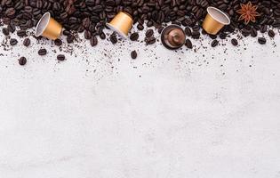 buio arrostito caffè fagioli impostare su bianca calcestruzzo sfondo con copia spazio. foto