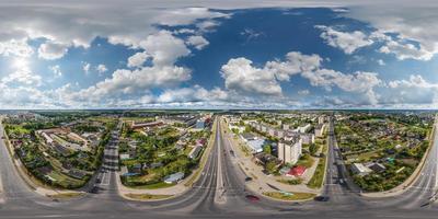 aereo senza soluzione di continuità sferico hdri 360 panorama Visualizza sopra strada giunzione con traffico nel Residenziale complesso con grattacielo edifici con privato settore nel provinciale cittadina nel equirettangolare proiezione. foto