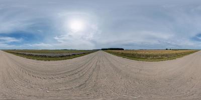 pieno senza soluzione di continuità sferico hdri 360 panorama Visualizza su no traffico ghiaia strada tra i campi con nuvoloso cielo e alone nel equirettangolare proiezione, può essere Usato come sostituzione per cielo nel panorami foto