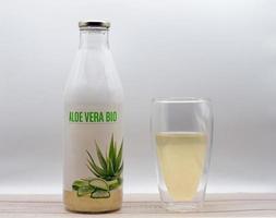 bicchiere bottiglia di biologico aloe Vera bio dietetico supplemento. aloe Vera è un' pianta quello è Usato nel dietetico integratori dovuto per suo potenziale Salute benefici. foto