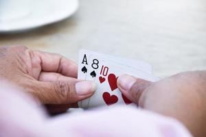 carta giocando di anziano persone a casa nel loro tempi liberi, ricreazione e felicità di anziano persone concetto. foto