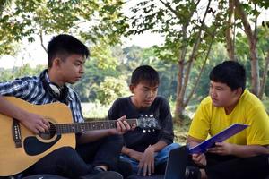 ritratto giovane asiatico adolescenti la spesa tempo libero insieme lungo il modo a piedi per casa dopo musica lezione a scuola, giovane adulto asiatico coppia concetto. foto