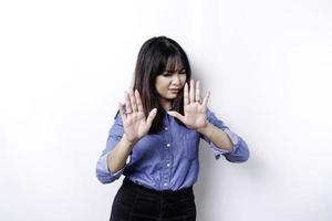 giovane asiatico donna isolato su bianca sfondo, sembra depresso, viso coperto di dita spaventato e nervoso. foto