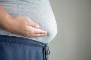 malsano uomo corpo concetto di obesità bisogno e sovrappeso causando Salute problema foto