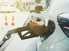 stazione energia energia greggio olio benzina diesel petrolio carburante veicolo motore auto automobile il motore pompa servizio Manutenzione meccanico attività commerciale economia prezzo riparazione industria mezzi di trasporto attrezzatura foto