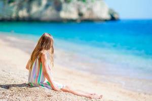 ragazza carina in spiaggia durante le vacanze estive foto