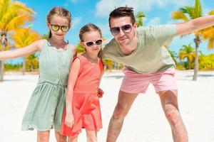 padre e bambini godendo spiaggia estate vacanza foto