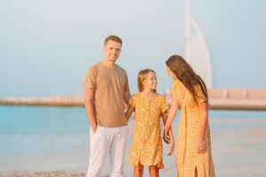 contento famiglia su il spiaggia durante estate vacanza foto