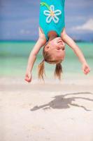 contento poco ragazza all'aperto durante estate vacanza avere divertimento con padre foto