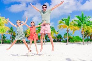 padre e bambini godendo spiaggia estate vacanza foto