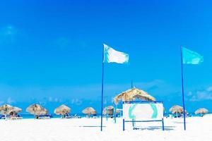 bellissimo tropicale spiaggia e caraibico mare con lettini foto