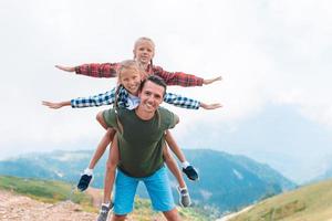 bellissimo bambini e contento uomo nel montagne nel il sfondo di nebbia foto