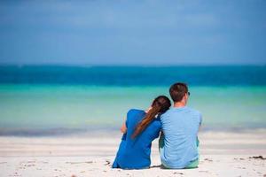 giovane famiglia sulla spiaggia bianca durante le vacanze estive foto