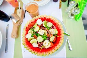 delizioso fresco greco insalata servito per pranzo nel anguria a all'aperto ristorante foto