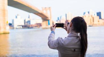 giovane ragazza fotografato il brooklyn ponte foto