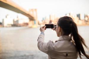 giovane ragazza fotografato il brooklyn ponte foto