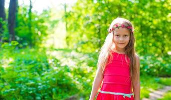 poco adorabile ragazza durante estate vacanza foto