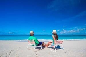 giovane coppia su bianca spiaggia a estate vacanza foto
