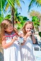 adorabile poco ragazze con piccolo tartarughe nel mani nel il naturale Riserva foto