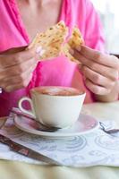 delizioso e gustoso cappuccino per la colazione in un bar foto