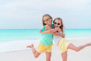 adorabile poco ragazze durante estate vacanza. bambini godere loro viaggio foto