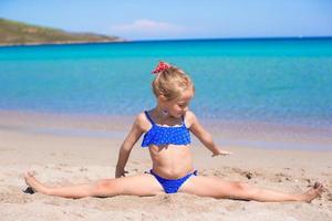 adorabile poco ragazza avere divertimento su tropicale bianca sabbioso spiaggia foto