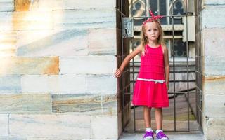 adorabile poco ragazza su il tetto di duomo, Milano, Italia foto