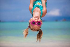 contento poco ragazza all'aperto durante estate vacanza avere divertimento con padre foto