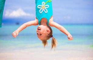 contento poco ragazza all'aperto durante estate vacanza avere divertimento con padre foto