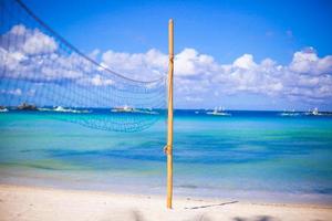 pallacanestro netto su il tropicale bianca spiaggia foto