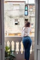 giovane attraente donna su vecchio balcone nel appartamenti nel havana foto