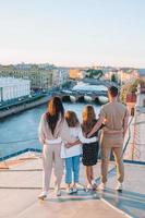 famiglia su tetto godendo con Visualizza di bellissimo tramonto nel sankt petersburg nel Russia foto