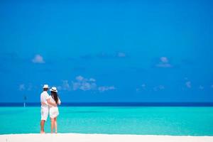 giovane contento coppia durante spiaggia tropicale vacanza foto