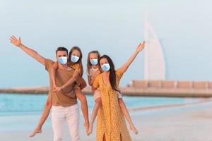 contento famiglia su il spiaggia durante estate vacanza foto