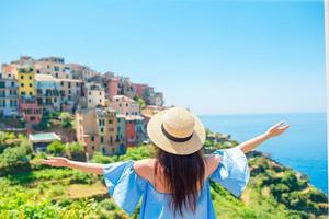 giovane donna con bellissimo Visualizza a vecchio villaggio nel cinque terre, liguria, Italia. europeo italiano vacanza. foto